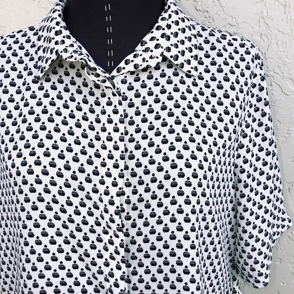 H&M blouse button down shirt cupcake print short sleeve size 4 cream & black